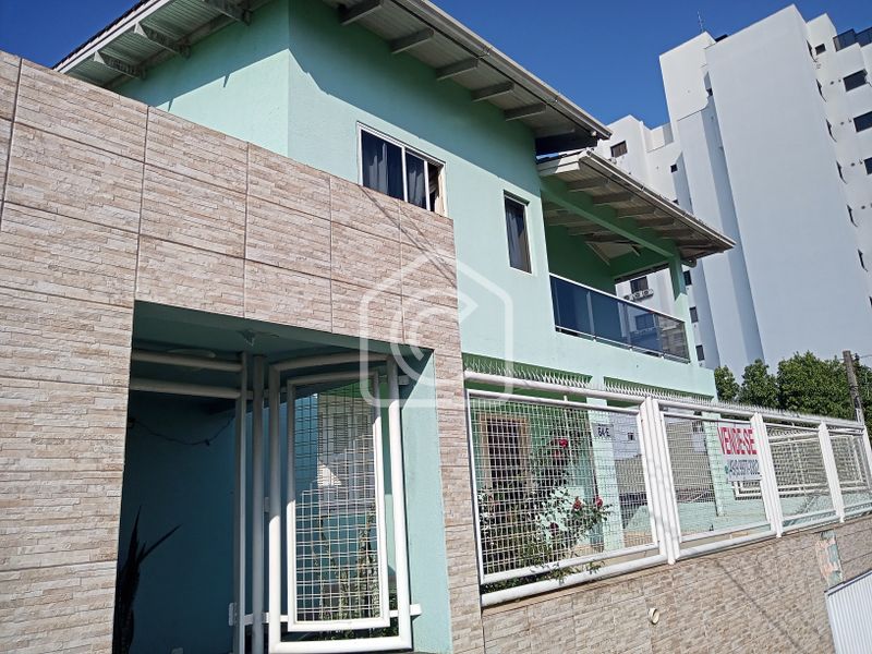 Casa à venda com 5 dormitórios, 2 banheiros, 4 vagas de garagens e 15m² de área privativa no bairro Centro