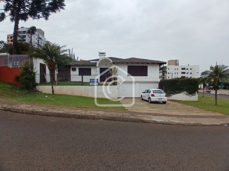 Casa à venda com 3 dormitórios, 1 banheiro, 3 vagas de garagens e 219m² de área privativa no bairro Santa Maria