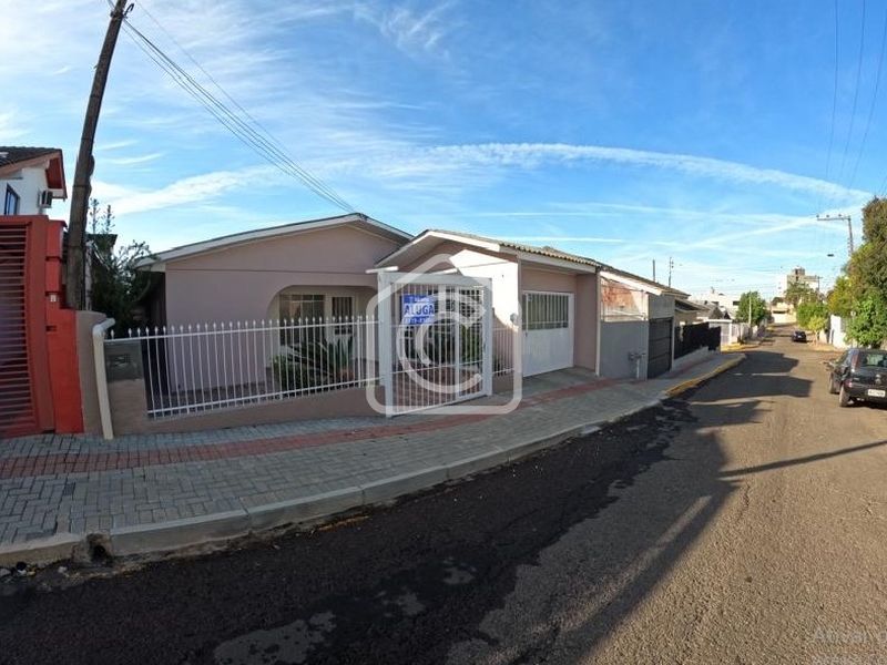 Casa para alugar com 3 dormitórios, 2 banheiros, 2 vagas de garagens e 110m² de área privativa no bairro Passo dos Fortes