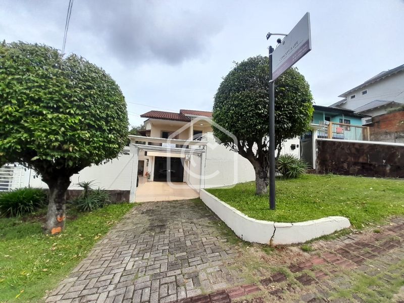 Casa para alugar com 3 dormitórios, 2 banheiros, 2 vagas de garagens e 180m² de área privativa no bairro Santa Maria