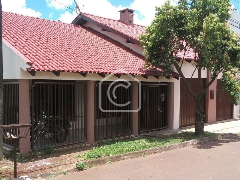 Casa à venda com 4 dormitórios, 2 banheiros, 3 vagas de garagens e 210m² de área privativa no bairro Presidente Médici