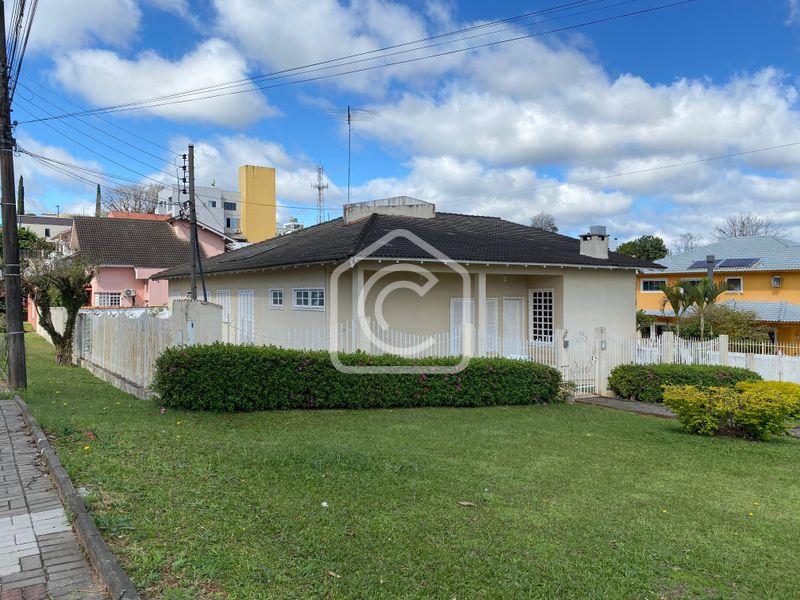 Casa à venda com 4 dormitórios, 2 banheiros, 3 vagas de garagens e 379m² de área privativa no bairro Centro
