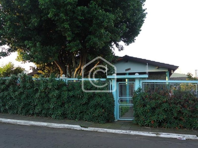 Casa à venda com 4 dormitórios, 1 banheiro, 2 vagas de garagens e 170m² de área privativa no bairro Jardim América