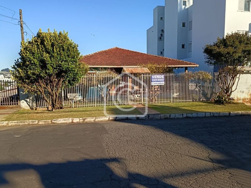 Casa à venda com 6 dormitórios, 5 banheiros, 4 vagas de garagens e 360m² de área privativa no bairro Presidente Médici
