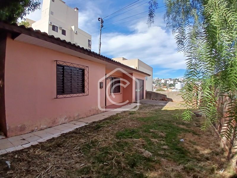 Casa à venda com 3 dormitórios, 1 banheiro, 1 vaga de garagem e 110m² de área privativa no bairro Santa Maria