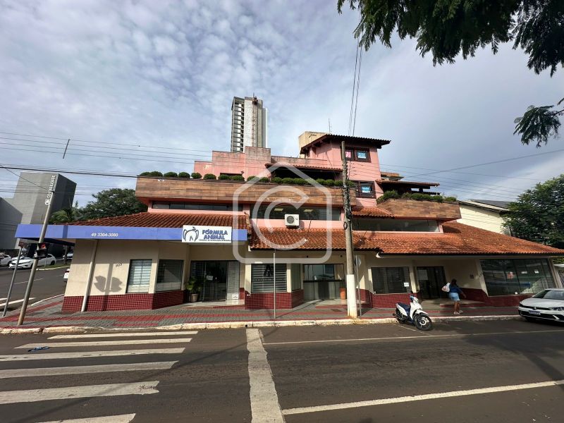 Casa para alugar com 4 dormitórios, 1 banheiro, 4 vagas de garagens e 400m² de área privativa no bairro Centro