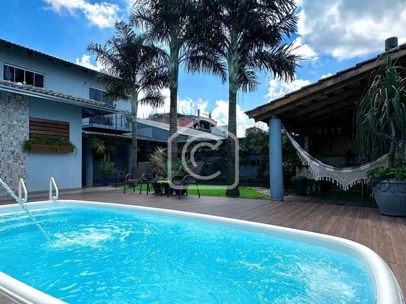 Casa à venda com 4 dormitórios, 1 banheiro, 4 vagas de garagens e 258m² de área privativa no bairro Jardim Itália