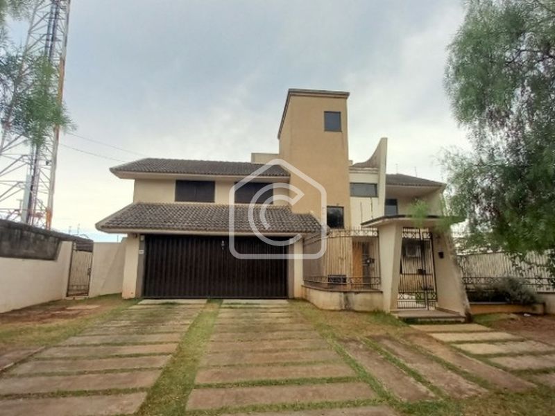 Casa à venda com 4 dormitórios, 3 banheiros, 2 vagas de garagens e 300m² de área privativa no bairro Centro