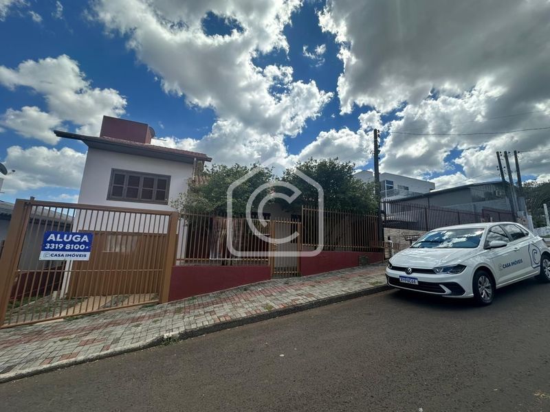Casa para alugar com 3 dormitórios, 1 banheiro, 2 vagas de garagens e 135m² de área privativa no bairro Universitário