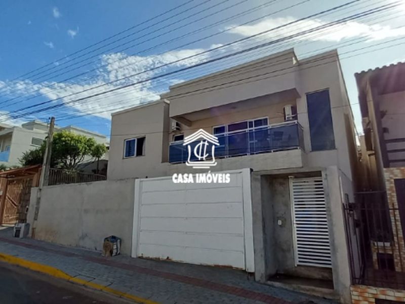 Casa à venda com 3 dormitórios, 1 banheiro e 300m² de área privativa no bairro Santa Maria