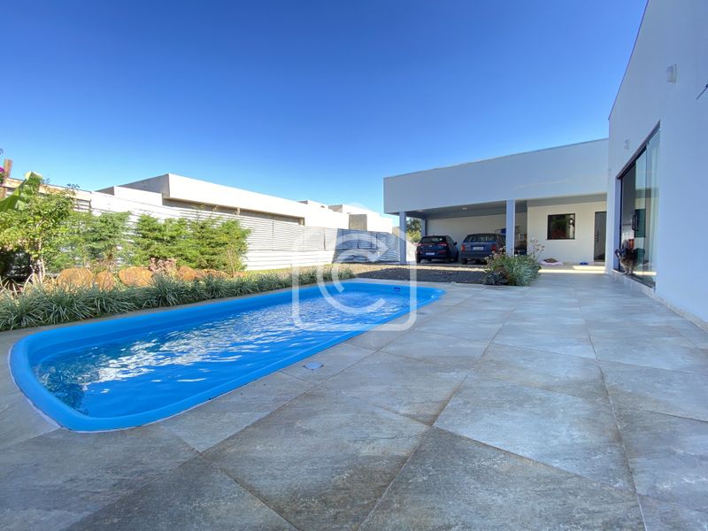 Casa para alugar com 3 dormitórios, 2 banheiros, 2 vagas de garagens e 150m² de área privativa no bairro Espelho das Aguas