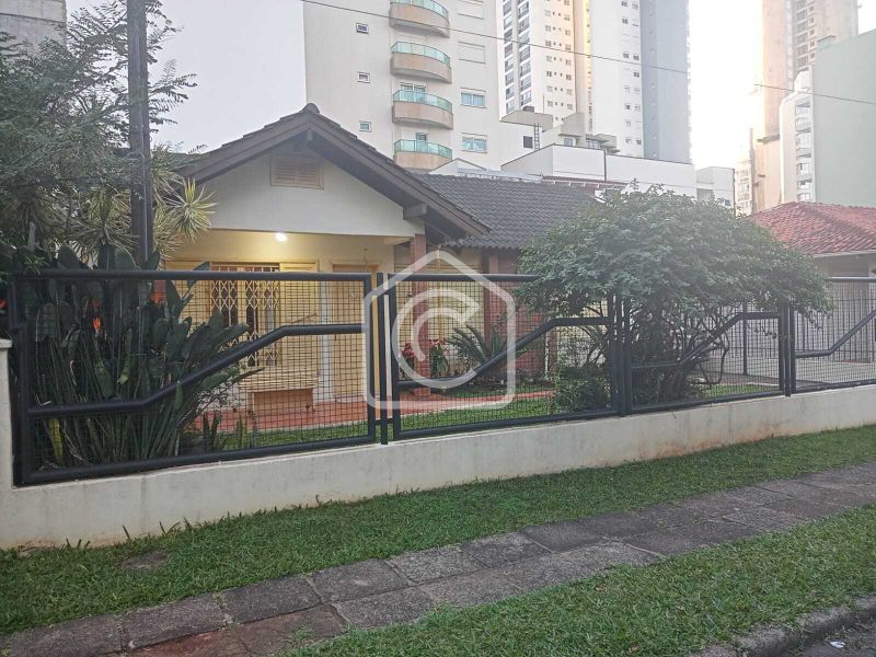 Casa à venda com 3 dormitórios e 390m² de área privativa no bairro Maria Goretti