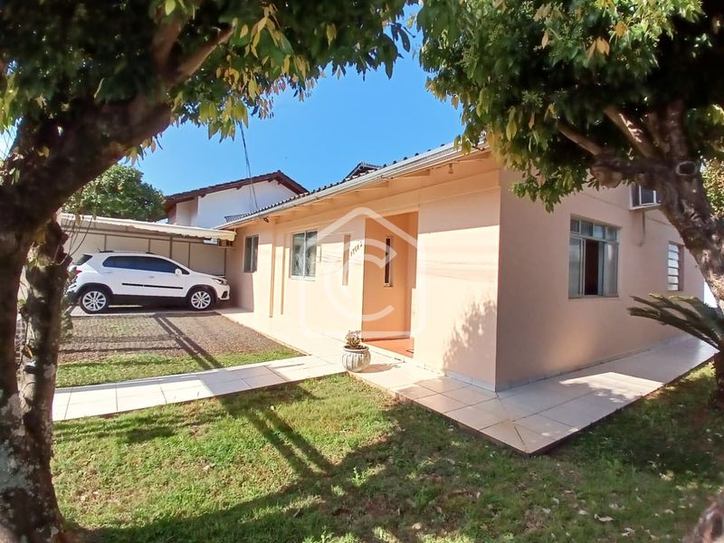 Casa para alugar com 4 dormitórios, 2 banheiros, 2 vagas de garagens e 120m² de área privativa no bairro São Cristóvão