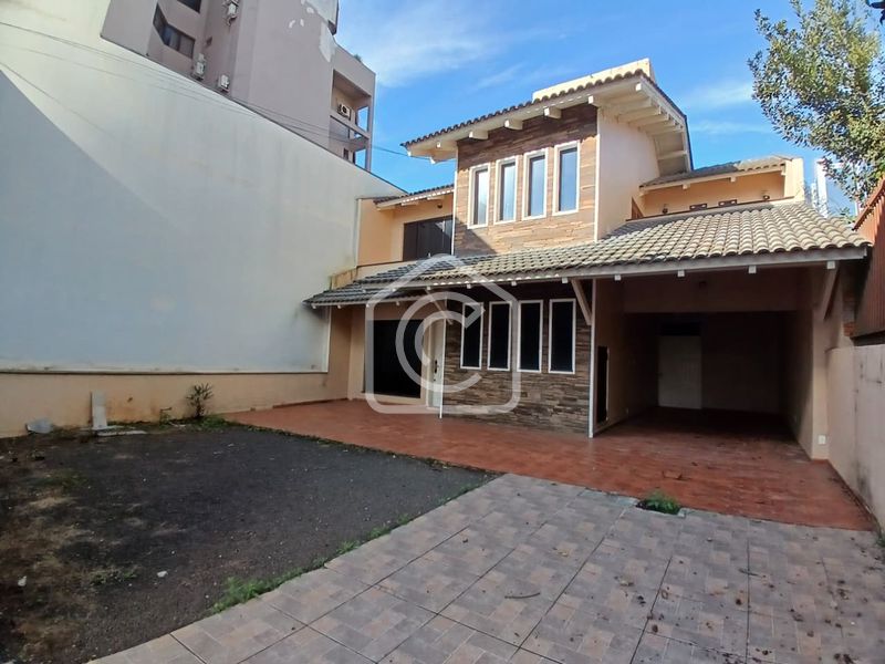 Casa para alugar com 3 dormitórios, 2 banheiros, 2 vagas de garagens e 320m² de área privativa no bairro Centro