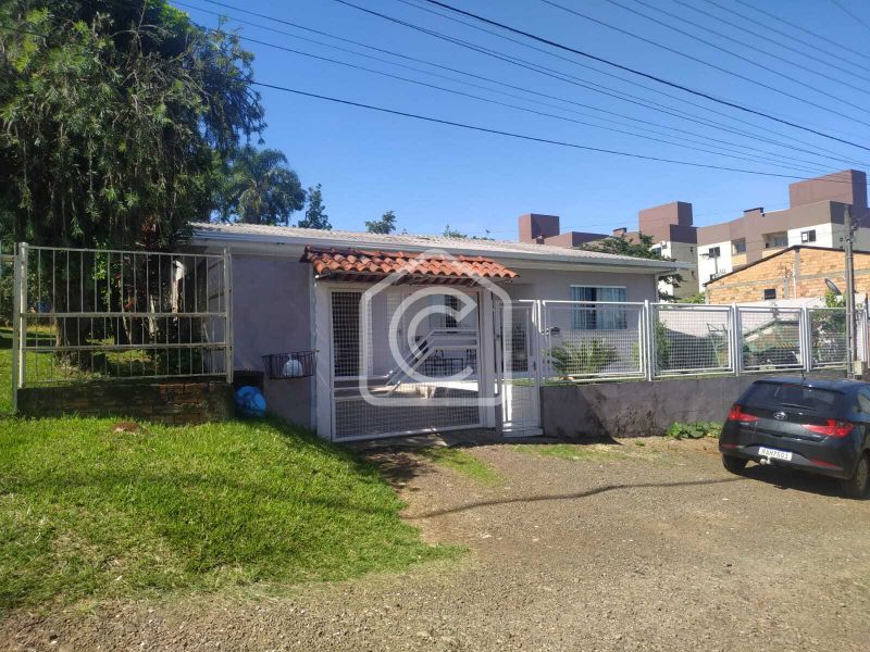Casa à venda com 3 dormitórios, 2 banheiros, 2 vagas de garagens e 570m² de área privativa no bairro Santo Antônio