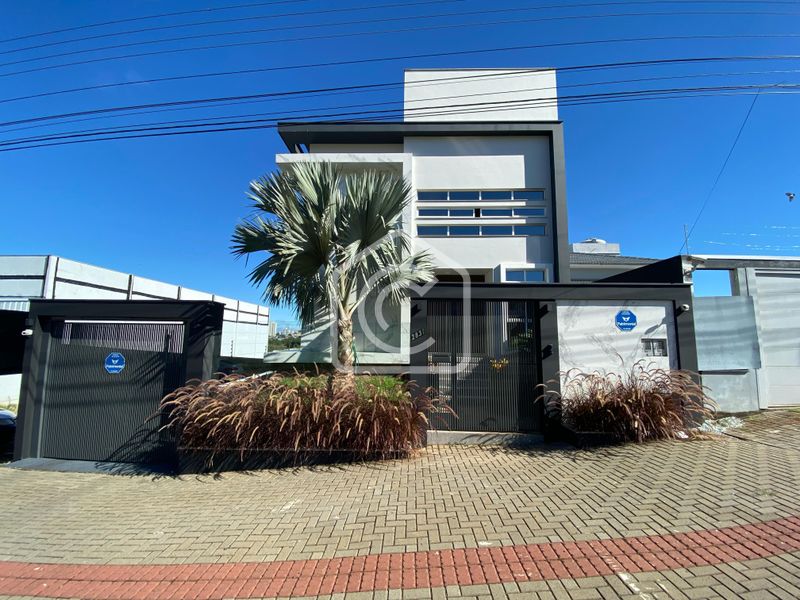 Casa à venda com 6 dormitórios, 4 banheiros e 489m² de área privativa no bairro Universitário