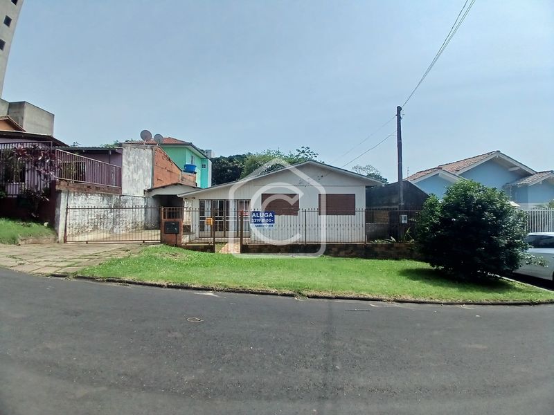Casa à venda com 3 dormitórios, 1 banheiro, 2 vagas de garagens e 120m² de área privativa no bairro Santa Maria