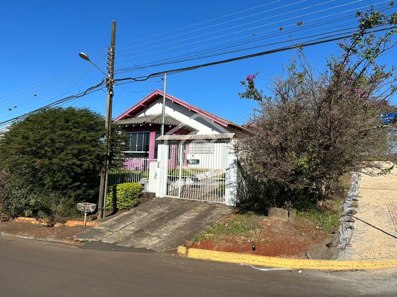Casa à venda com 3 dormitórios, 1 banheiro e 200m² de área privativa no bairro Universitário