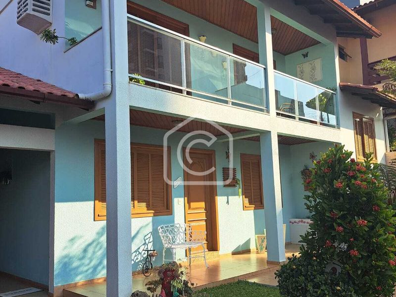 Casa à venda com 3 dormitórios, 3 banheiros e 270m² de área privativa no bairro Centro