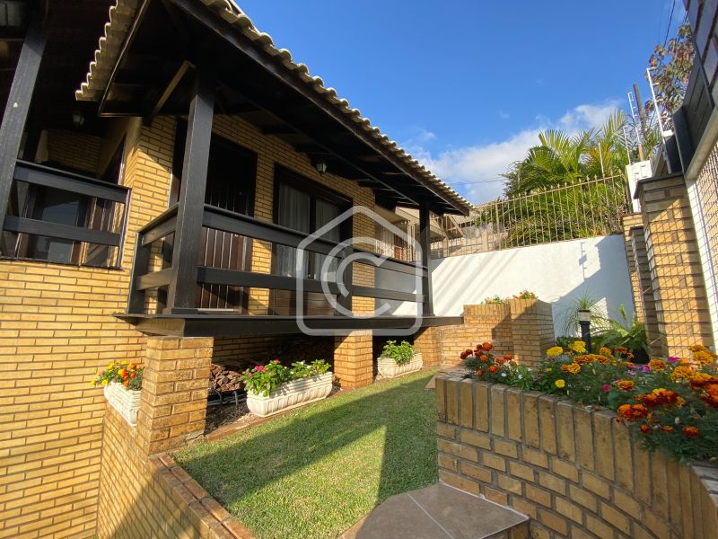 Casa à venda com 3 dormitórios, 1 banheiro, 2 vagas de garagens e 204m² de área privativa no bairro Maria Goretti