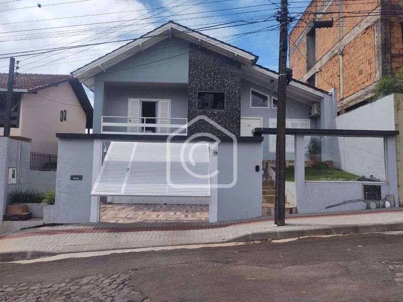 Casa à venda com 4 dormitórios, 3 banheiros e 237m² de área privativa no bairro Passo dos Fortes
