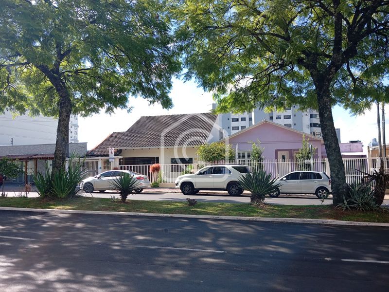 Casa à venda com 3 dormitórios, 2 banheiros e 140m² de área privativa no bairro Centro