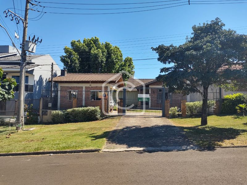 Casa à venda com 3 dormitórios, 2 banheiros e 174m² de área privativa no bairro Saic