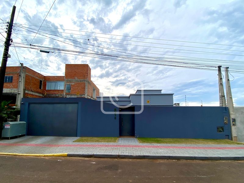 Casa à venda com 3 dormitórios, 2 banheiros, 4 vagas de garagens e 427m² de área privativa no bairro Passo dos Fortes