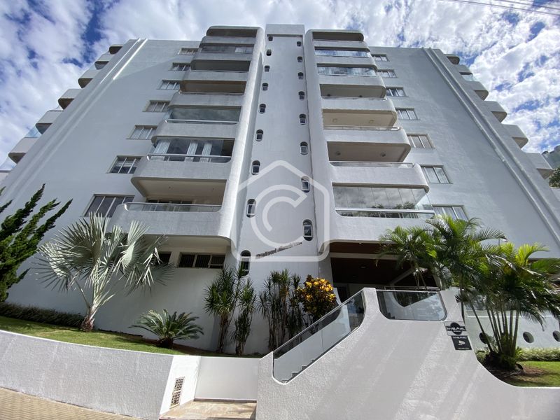 Apartamento à venda com 4 dormitórios, 4 banheiros, 2 vagas de garagens e 189m² de área privativa no bairro Centro