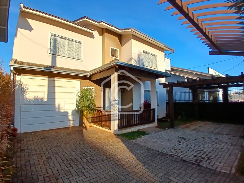 Casa à venda com 3 dormitórios, 1 banheiro, 2 vagas de garagens e 171m² de área privativa no bairro Efapi