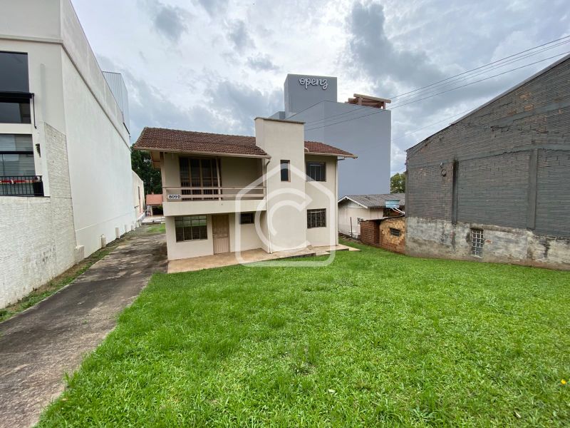 Casa à venda com 5 dormitórios, 3 banheiros, 2 vagas de garagens e 131m² de área privativa no bairro Jardim Itália