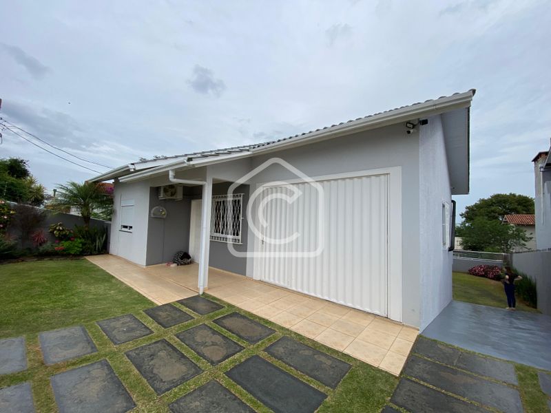 Casa à venda com 3 dormitórios, 1 banheiro, 1 vaga de garagem e 145m² de área privativa no bairro Santa Maria