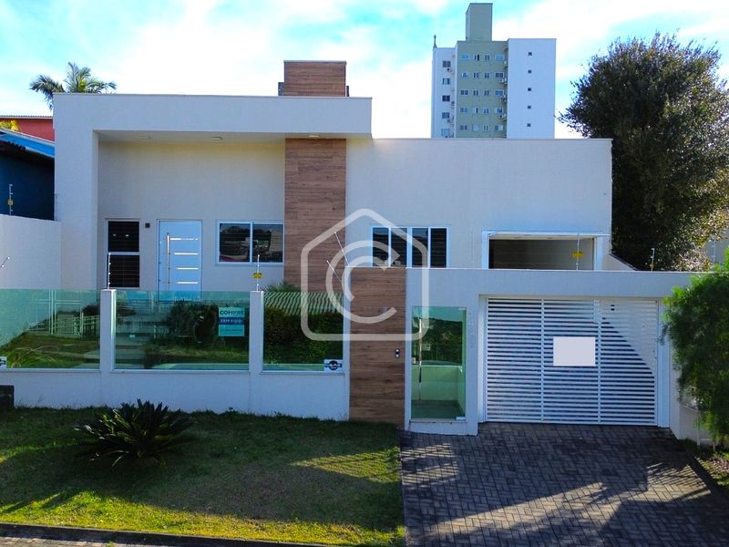 Casa à venda com 3 dormitórios, 1 banheiro, 2 vagas de garagens e 200m² de área privativa no bairro Santa Maria