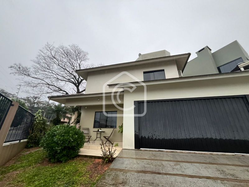 Casa à venda com 3 dormitórios, 3 banheiros e 240m² de área privativa no bairro Parque das Palmeiras