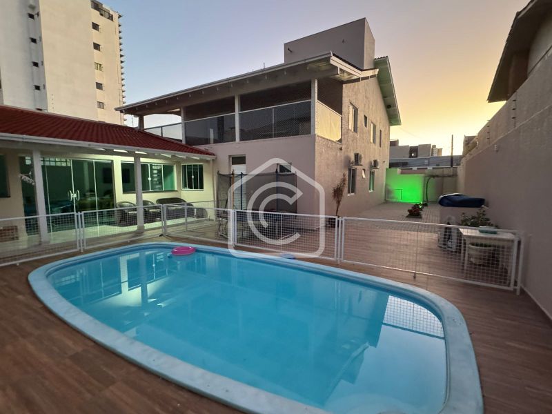 Casa à venda com 5 dormitórios, 5 banheiros e 395m² de área privativa no bairro Presidente Médici