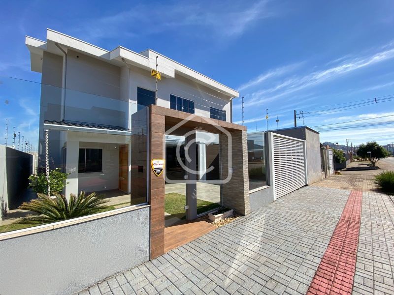 Casa à venda com 3 dormitórios, 2 banheiros, 3 vagas de garagens e 220m² de área privativa no bairro Desbravador