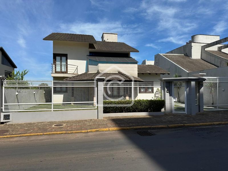 Casa à venda com 4 dormitórios, 3 banheiros e 398m² de área privativa no bairro Jardim Itália