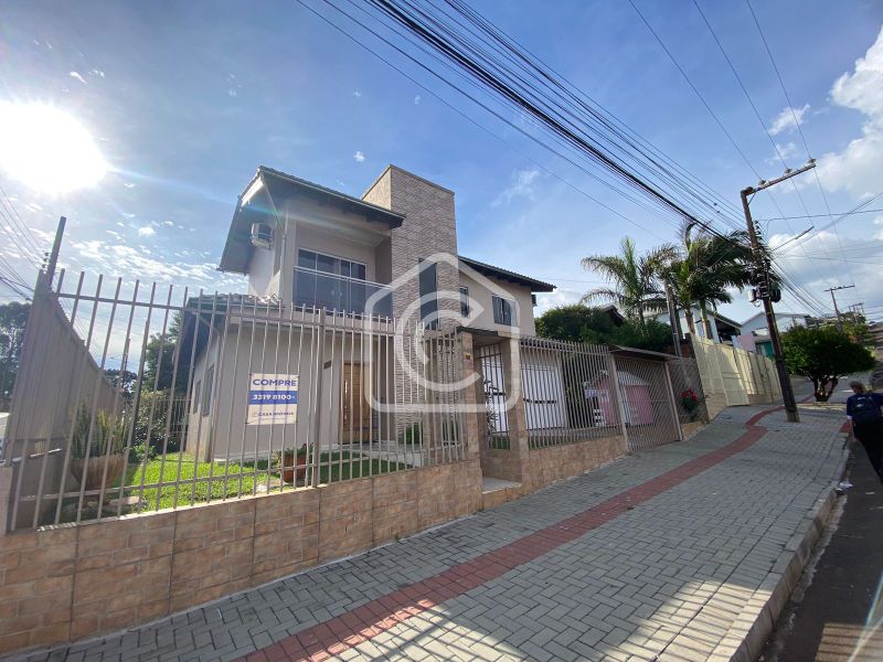 Casa à venda com 3 dormitórios, 1 banheiro e 140m² de área privativa no bairro Santo Antônio