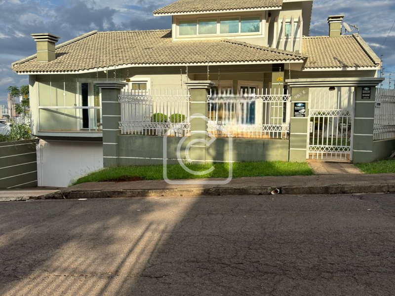 Casa à venda com 4 dormitórios, 2 banheiros e 279m² de área privativa no bairro Presidente Médici