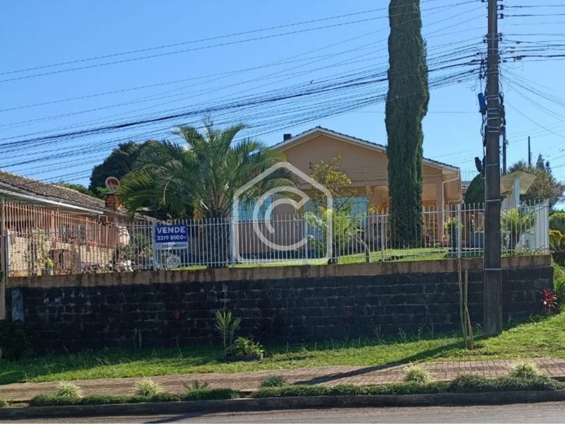 Casa à venda com 3 dormitórios, 2 banheiros e 135m² de área privativa no bairro Santa Maria