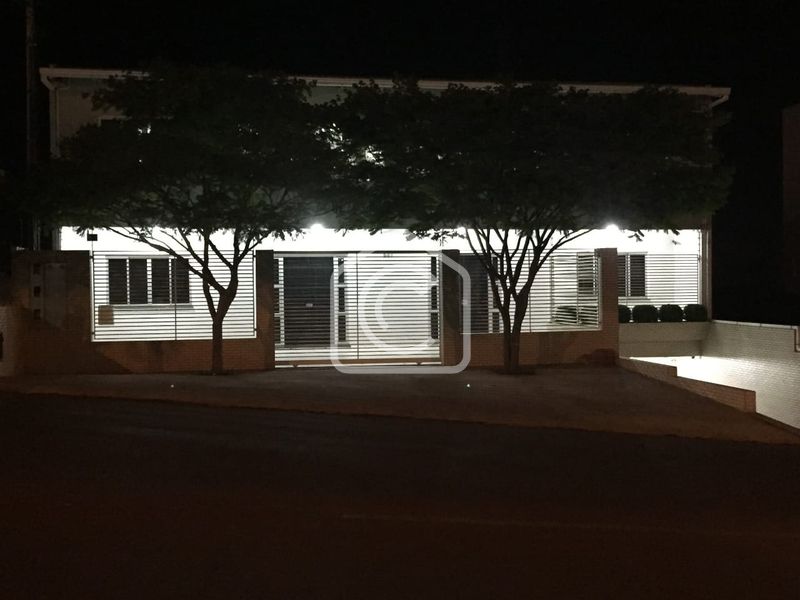 Casa à venda com 5 dormitórios, 5 banheiros e 450m² de área privativa no bairro Universitário