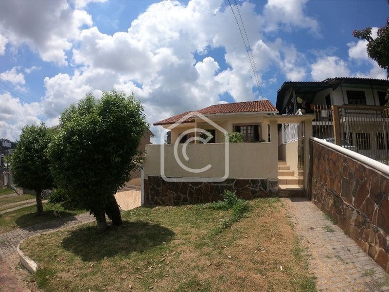 Casa para alugar com 3 dormitórios, 2 banheiros, 1 vaga de garagem e 150m² de área privativa no bairro Santa Maria