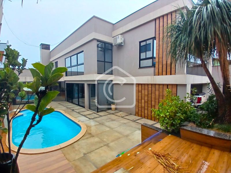 Casa para alugar com 3 dormitórios, 3 banheiros, 2 vagas de garagens e 260m² de área privativa no bairro Cristo Rei