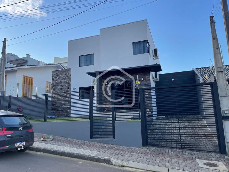 Casa à venda com 3 dormitórios, 3 banheiros, 2 vagas de garagens e 165m² de área privativa no bairro Desbravador