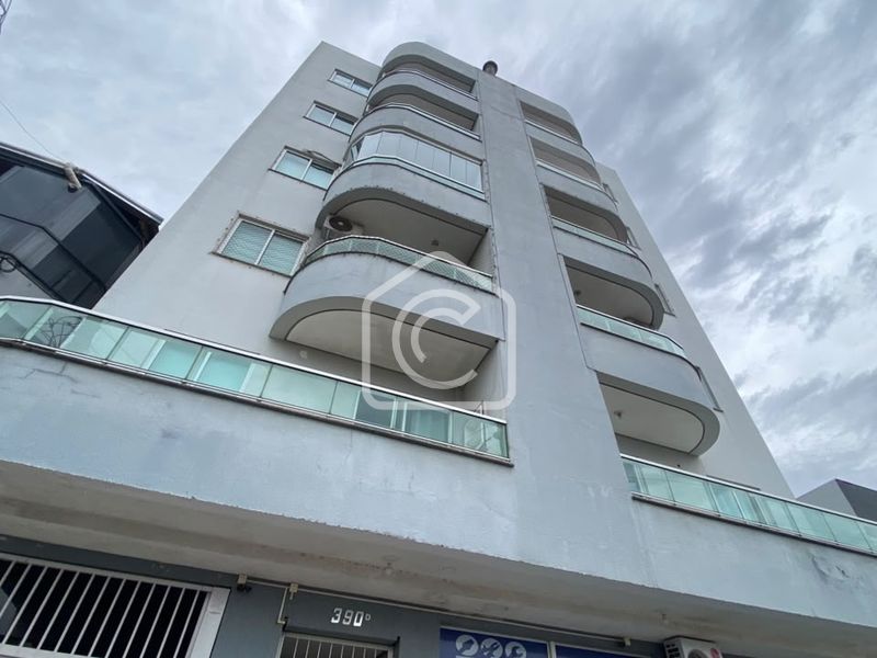 Apartamento à venda com 2 dormitórios, 1 banheiro, 1 vaga de garagem e 58m² de área privativa no bairro Santa Maria