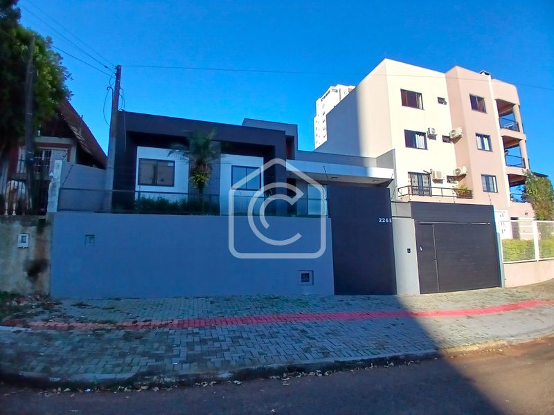 Casa para alugar com 3 dormitórios, 2 banheiros, 2 vagas de garagens e 209m² de área privativa no bairro Presidente Médici