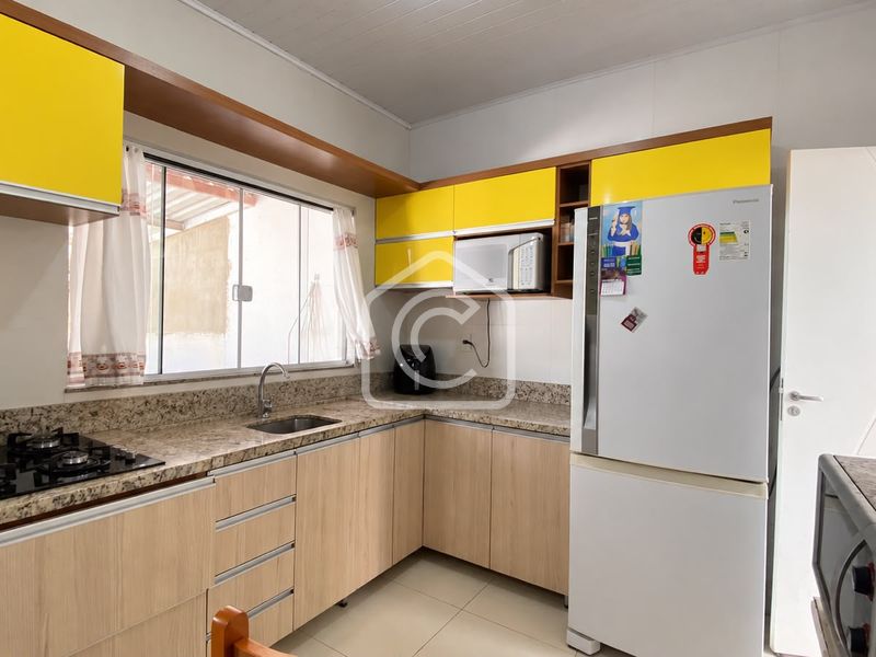 Casa à venda com 2 dormitórios, 1 banheiro, 1 vaga de garagem e 66m² de área privativa no bairro Santo Antônio