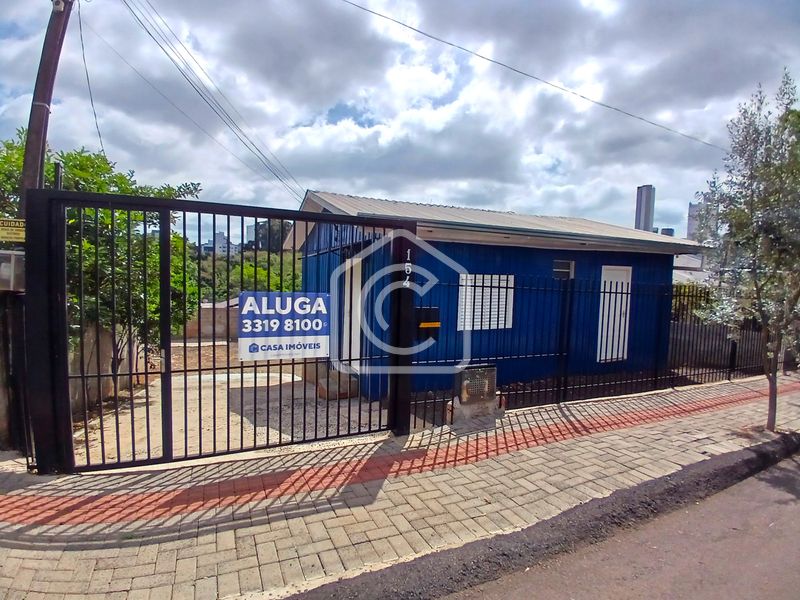 Casa para alugar com 3 dormitórios, 1 banheiro, 2 vagas de garagens e 60m² de área privativa no bairro Santo Antônio