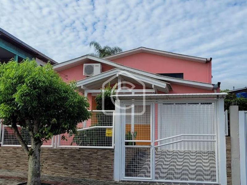 Casa à venda com 3 dormitórios, 2 banheiros e 149m² de área privativa no bairro Efapi